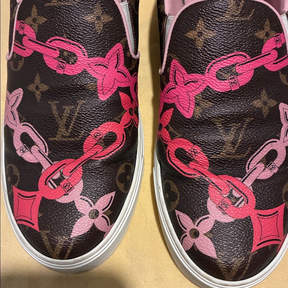 Louis Vuitton logo sneakers. - Picture 2 of 10